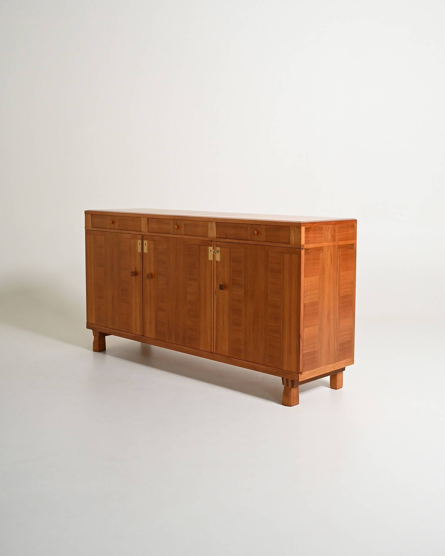 Buffet "Ambassadör" par Carl Malmsten pour Åfors Möbelfabrik, années 1950.