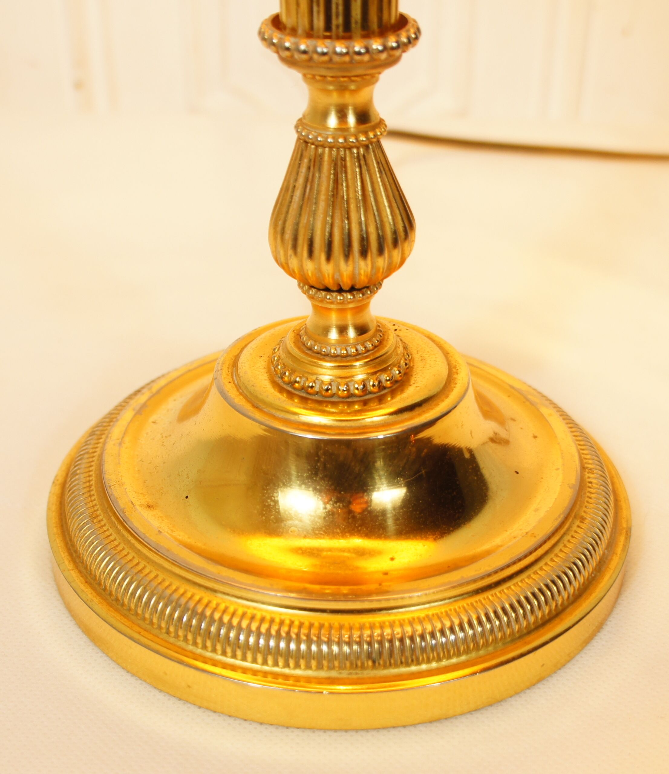 Lampe " médaillon" néo classique en métal doré 1960