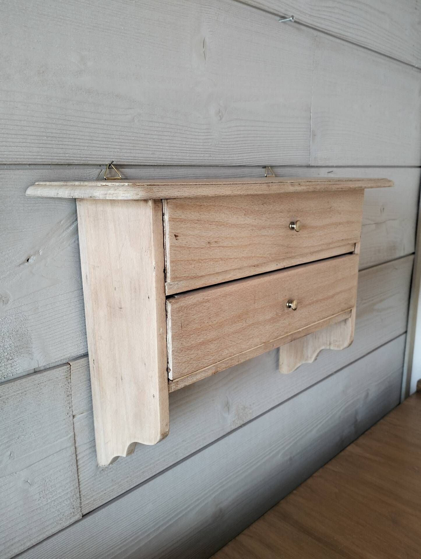 Wall shelf