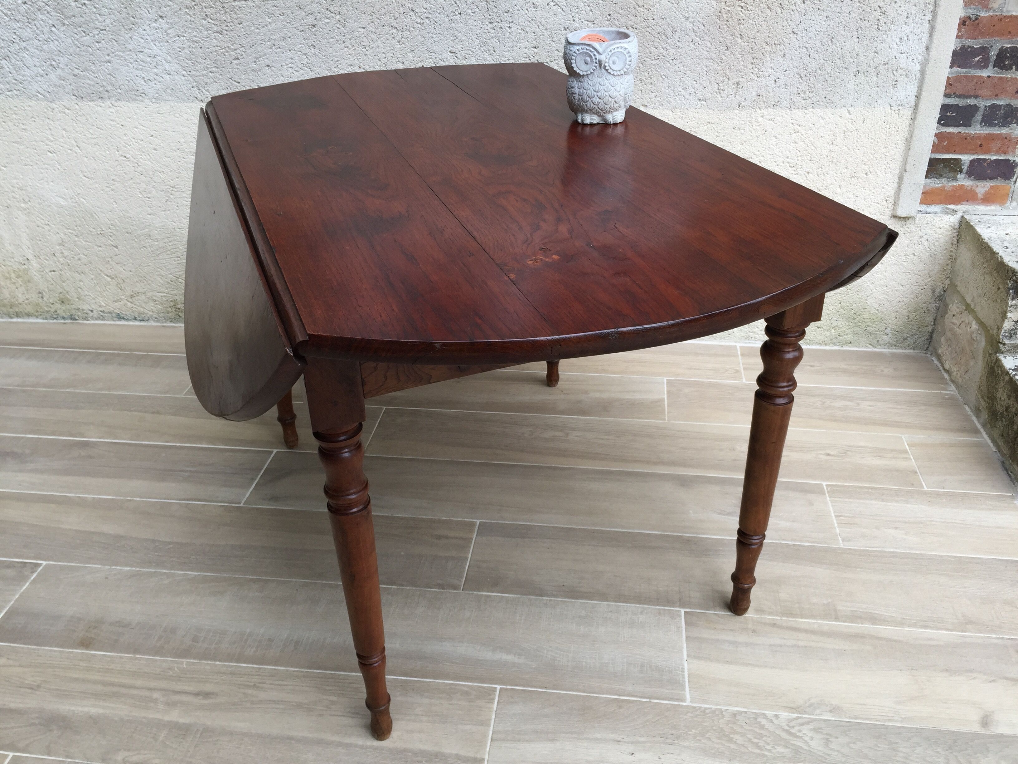 Large table round in rabats in vintage massive oak