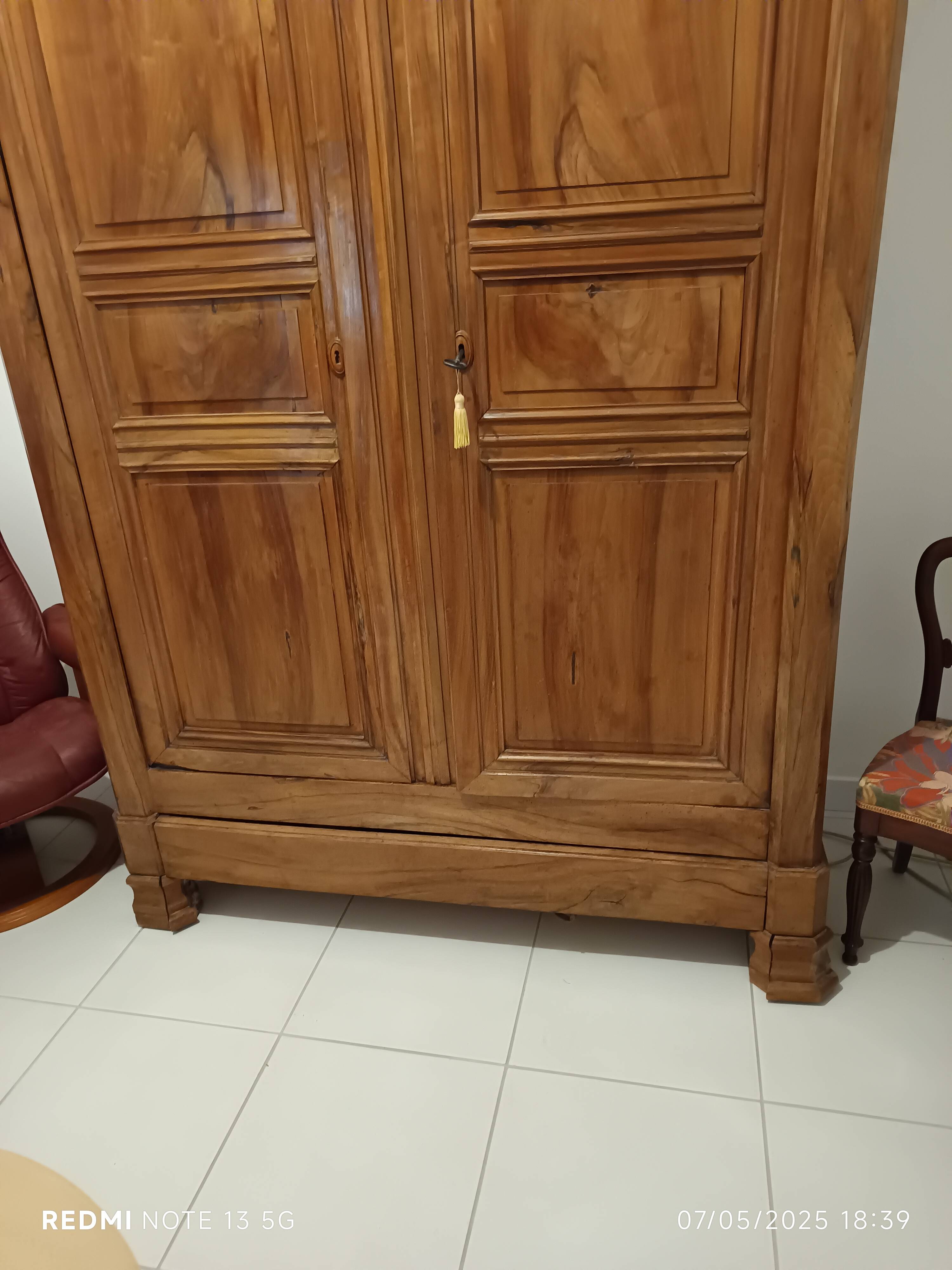 Armoire de chateau en noyer début XIXème