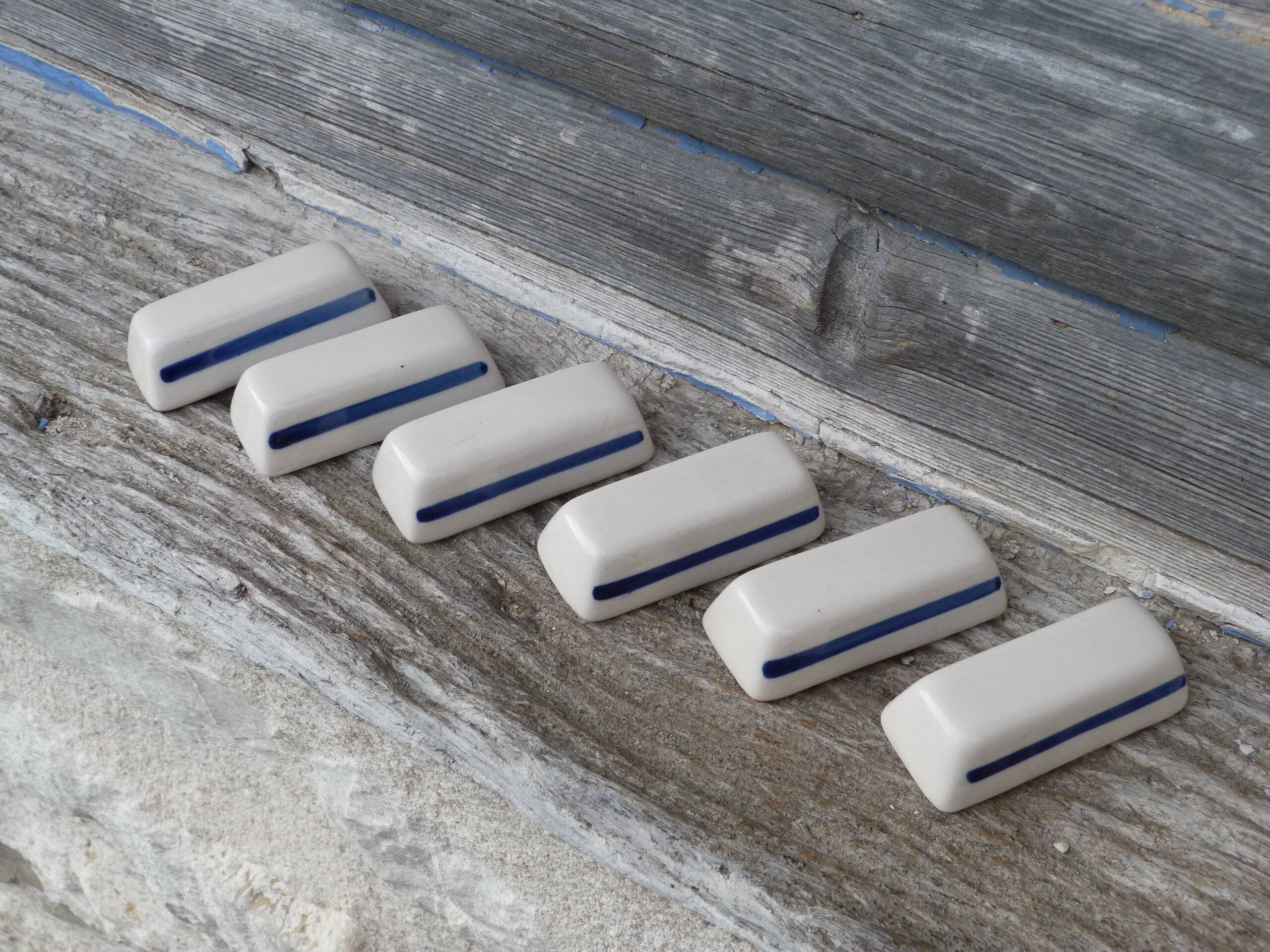 Set of 6 vintage ceramic knife rests in cream and blue.