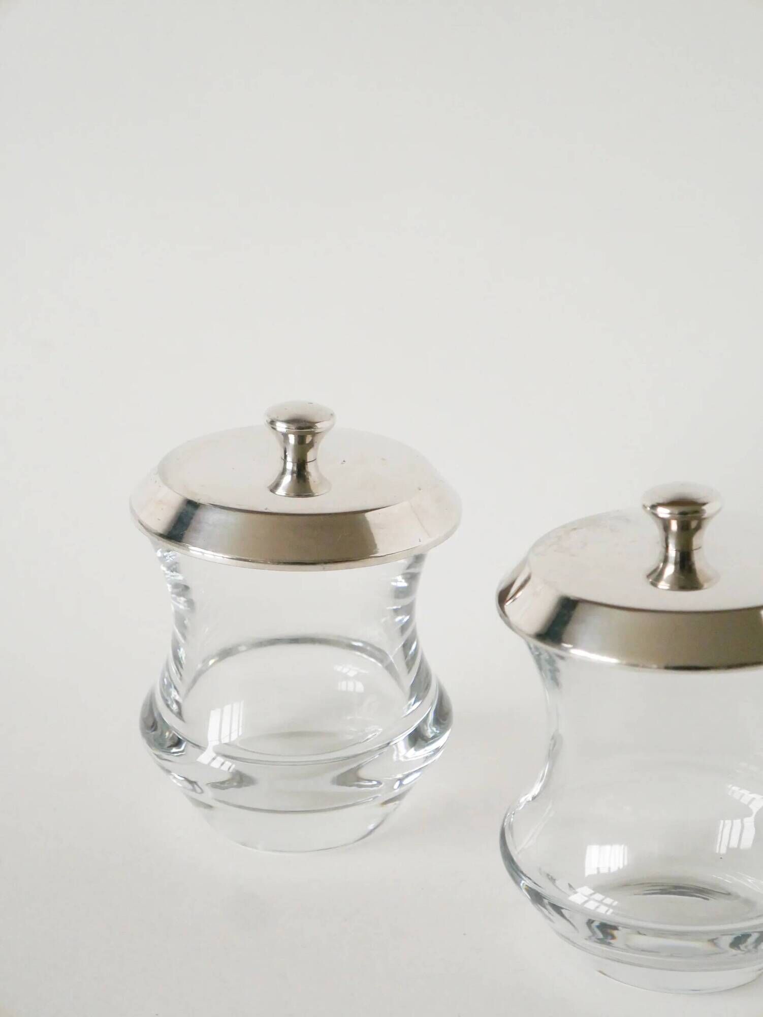 Pair of crystal and silver-plated condiment pots, Saint Hilaire, 1960.