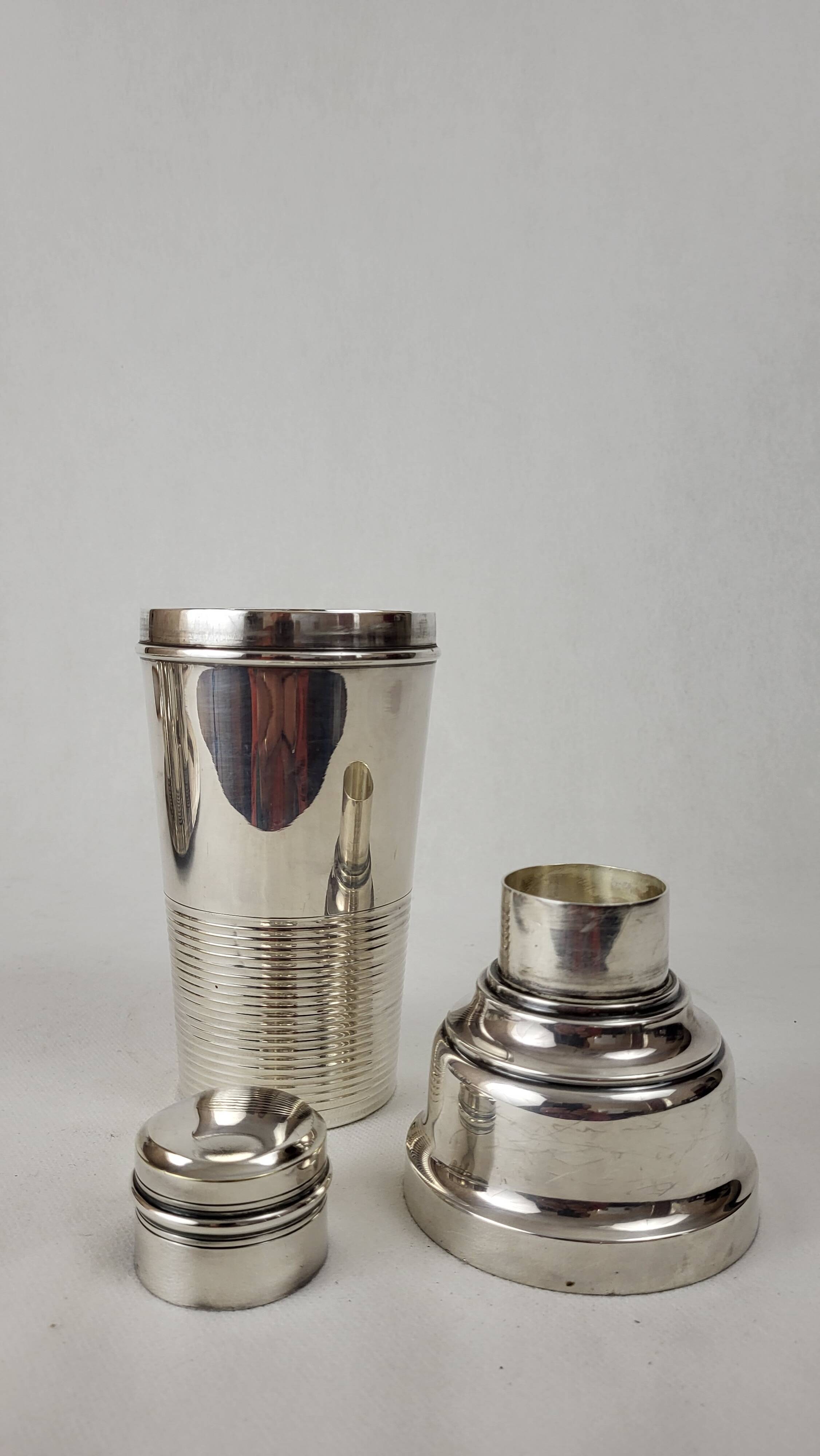 Cocktail shaker service & cups in silver metal
