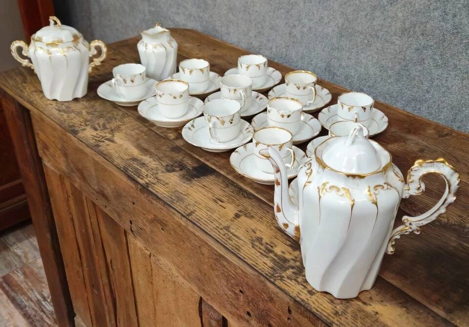 tea or coffee service in porcelain, Louis XV Rocaille style, 19th century