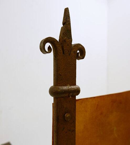 Curule armchair in wrought iron and leather