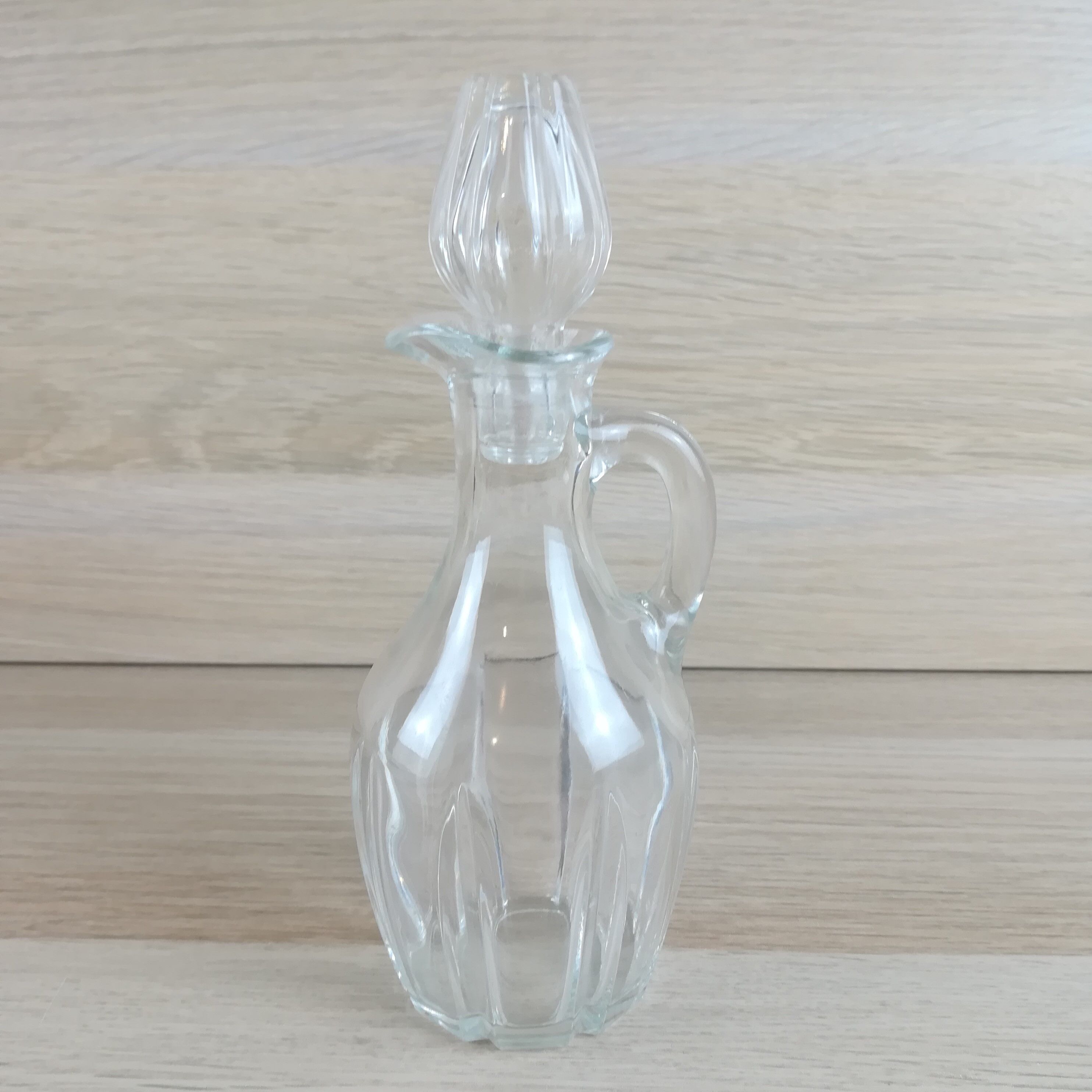 Glass decanter with handle
