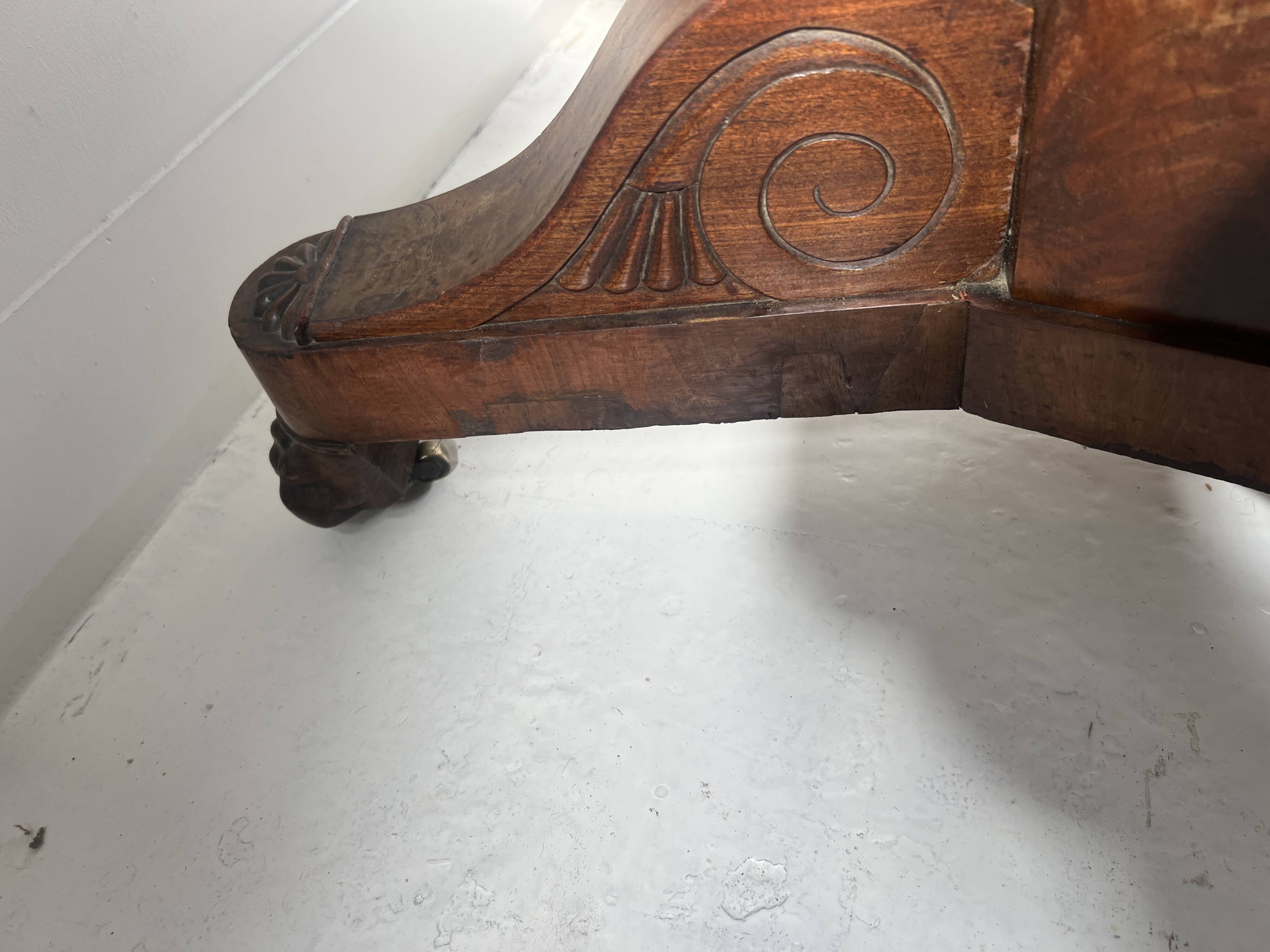 Empire-style mahogany and veneer guéridon, 19th century.