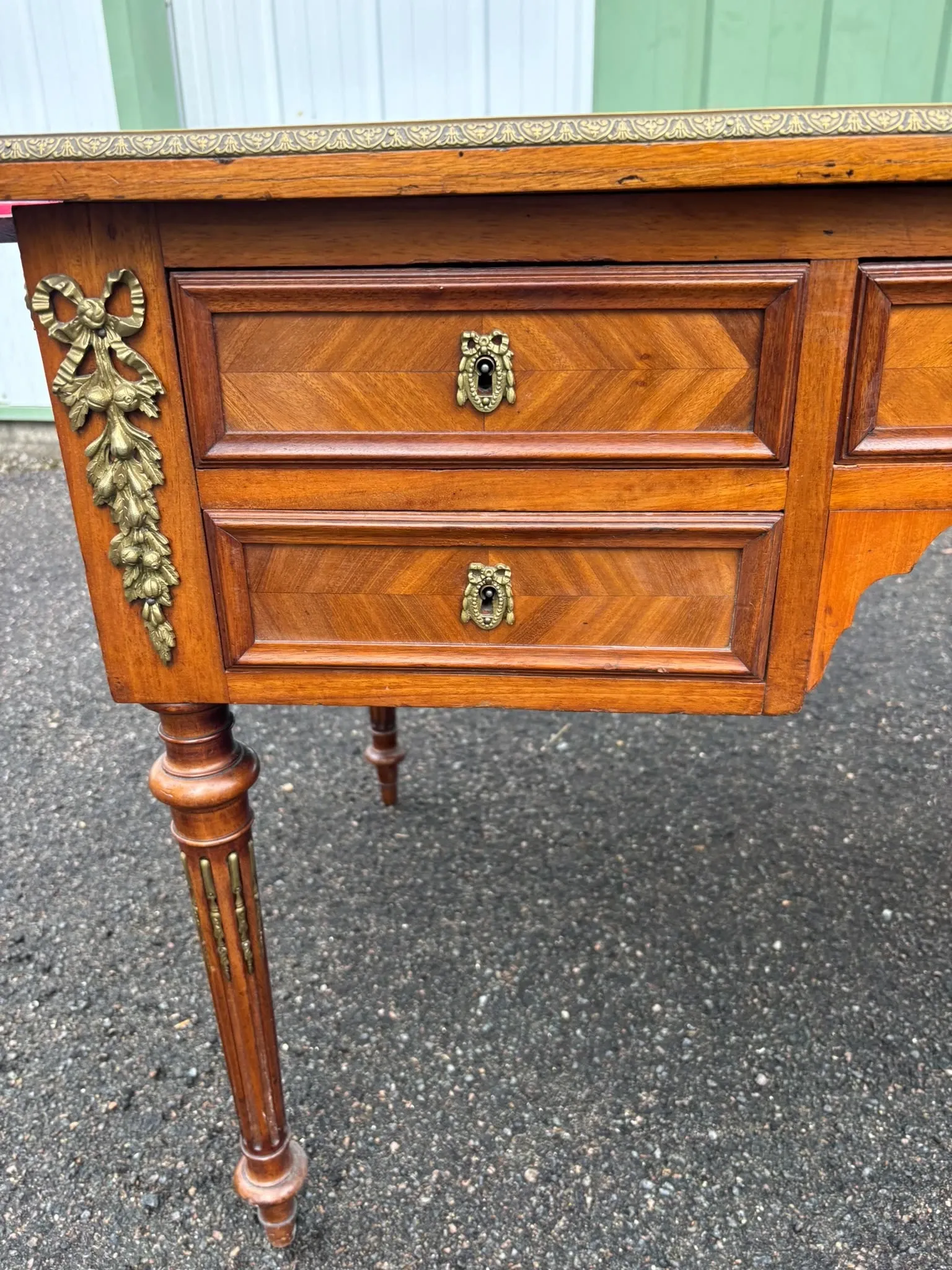 Elegant flat desk in Louis XVI style made of marquetry wood.