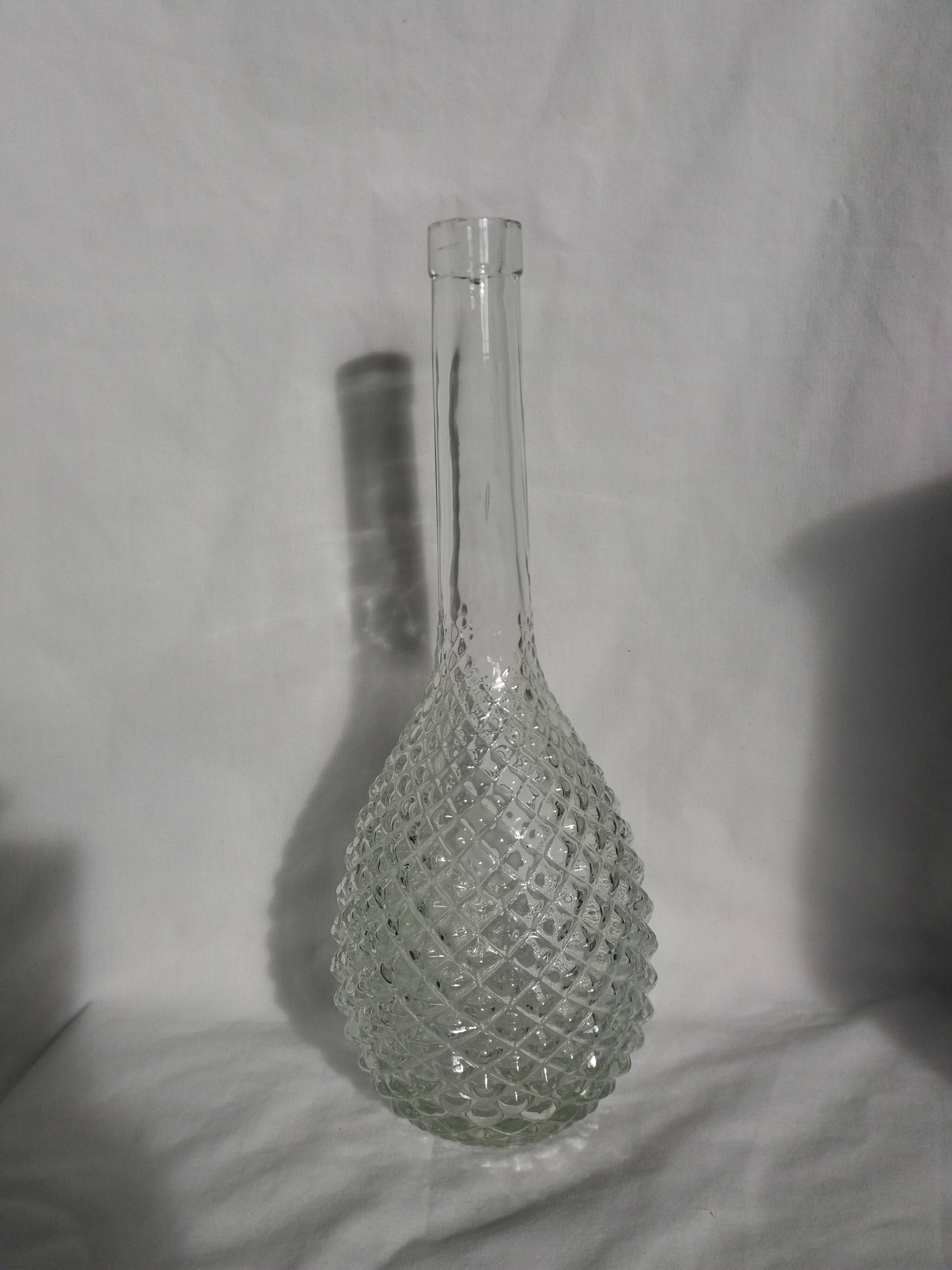 Glass bottle carafe with pineapple diamond tip decoration