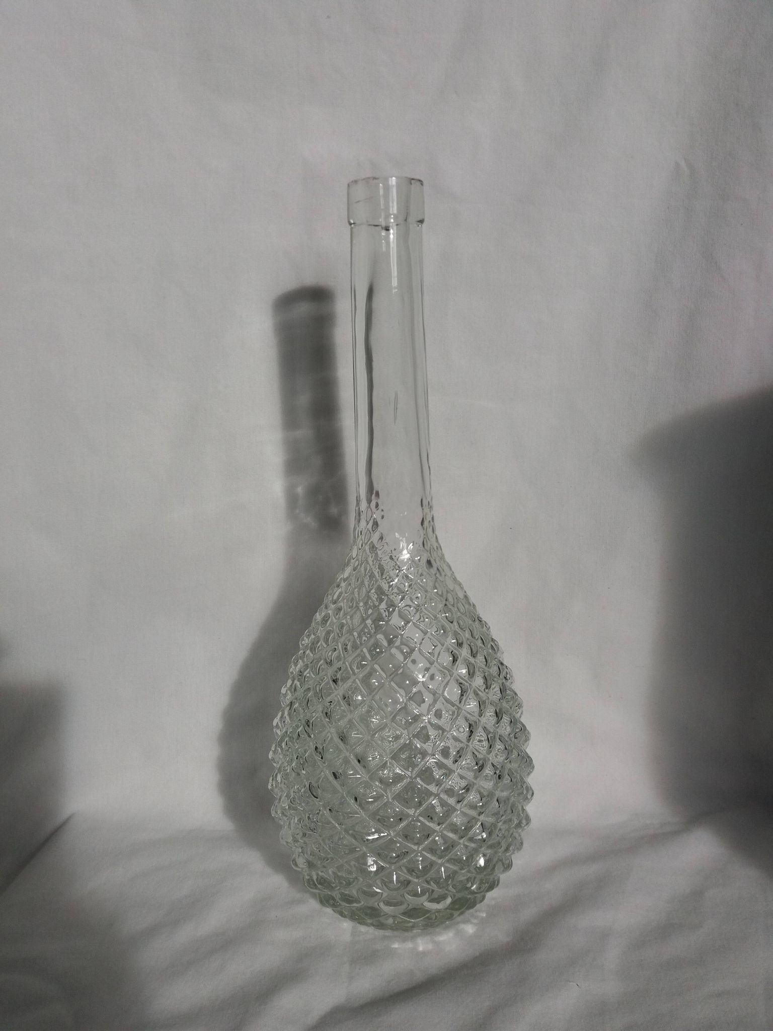 Carafe bouteille en verre décor pointe de diamant ananas