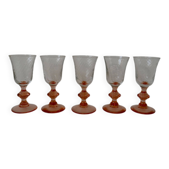 Lot de 5 petits verres à vin rose à pieds travaillé années 60