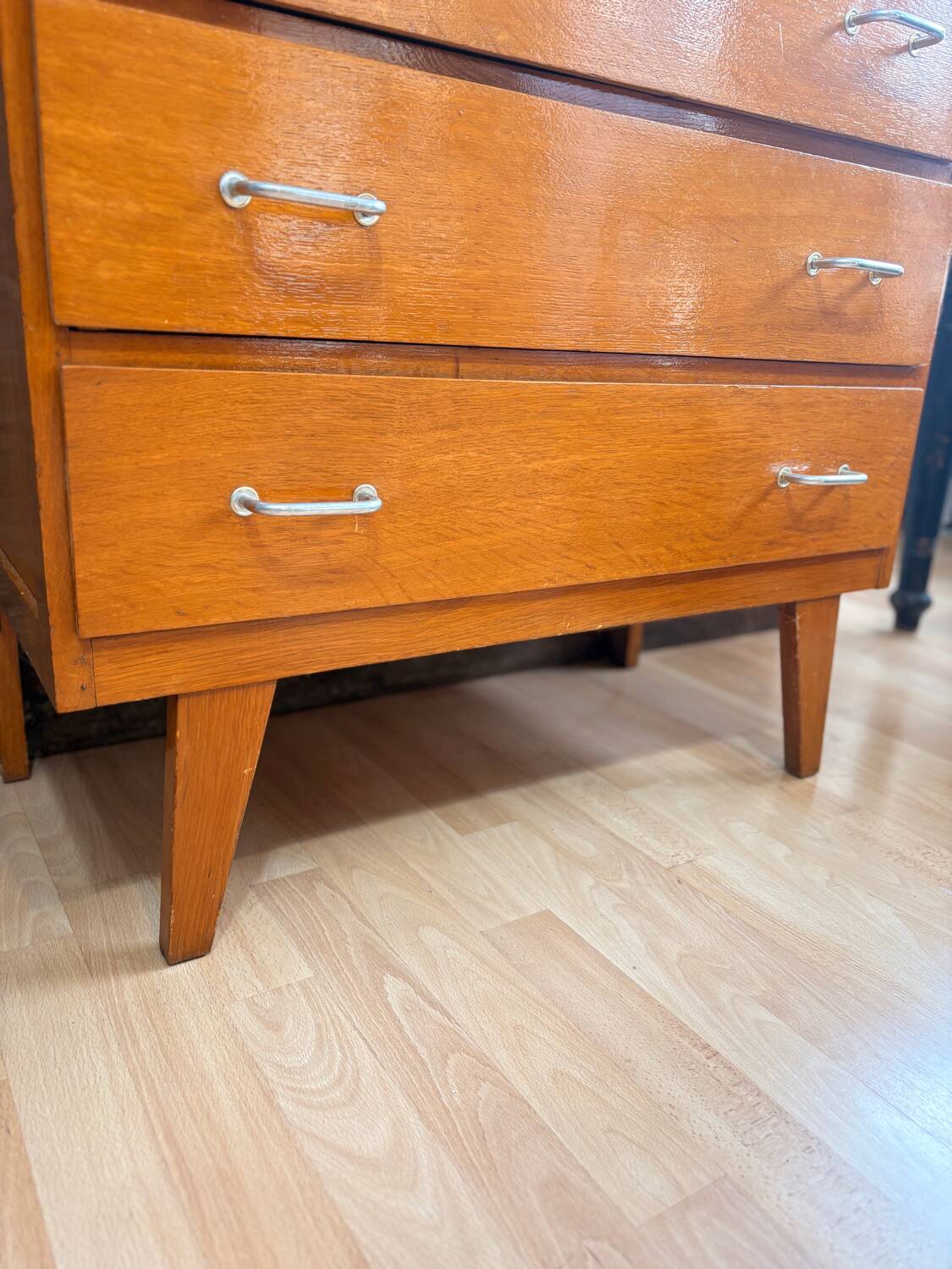 Compass leg chest of drawers