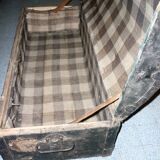 Ancienne malle de voyage en bois bombée