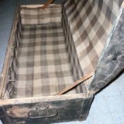 Ancienne malle de voyage en bois bombée