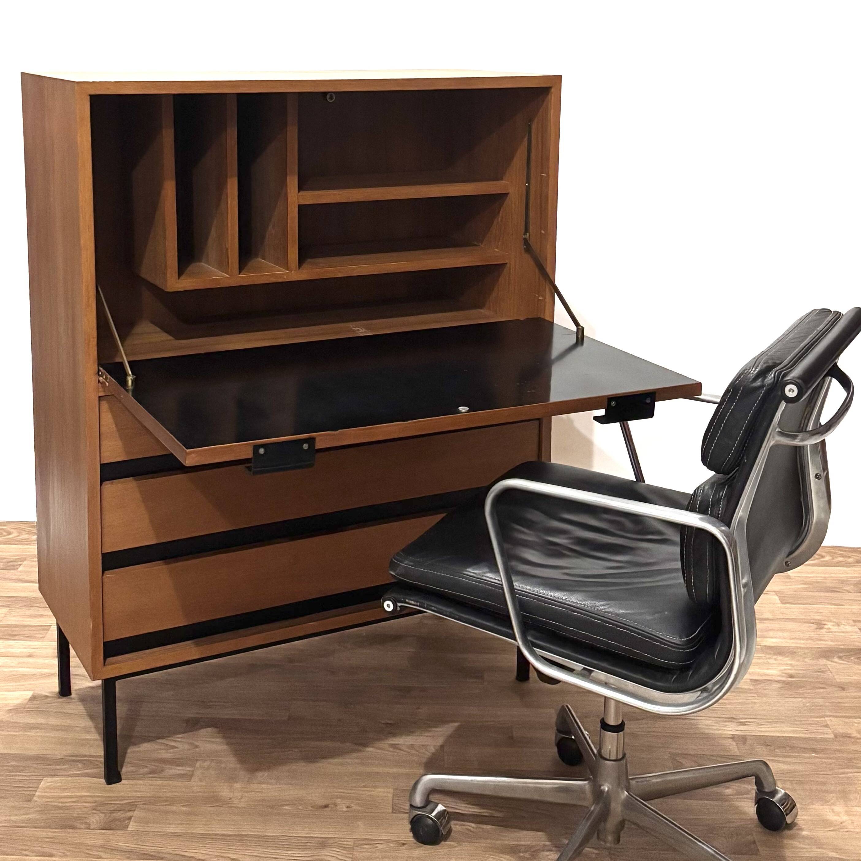 Modernist secretary