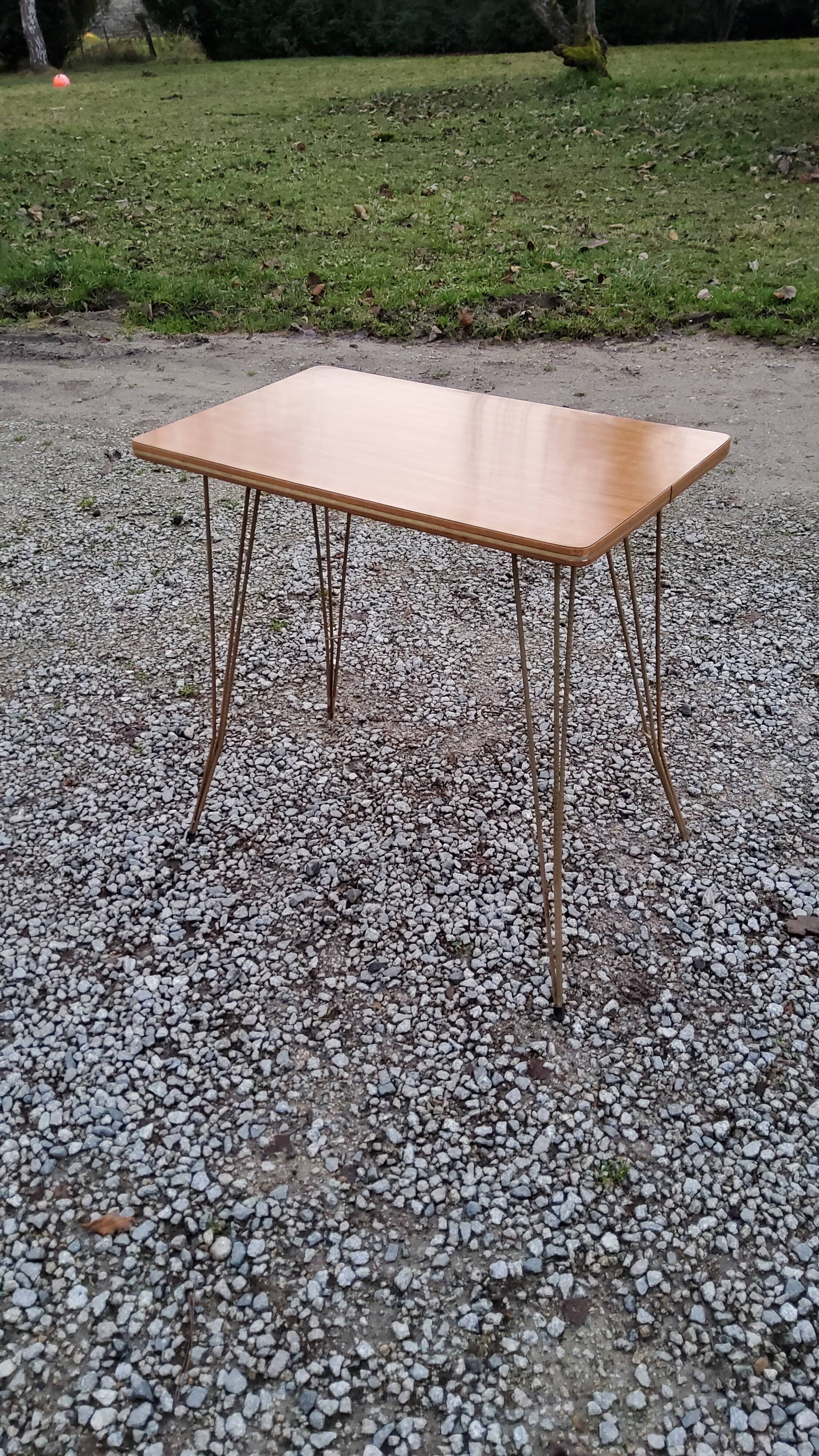 Sofa tip from the 60s in gold metal and formica