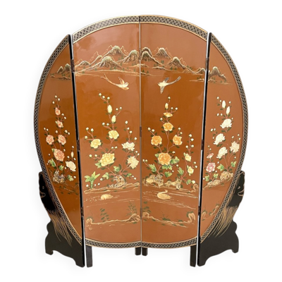 Paravent pliant à quatre panneaux en laque noire et chinoiserie, années 1930