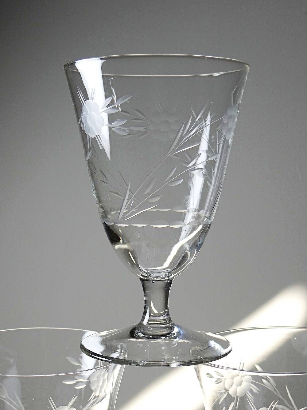 8 engraved crystal wine glasses with a floral design, Bohemia, early 20th century.