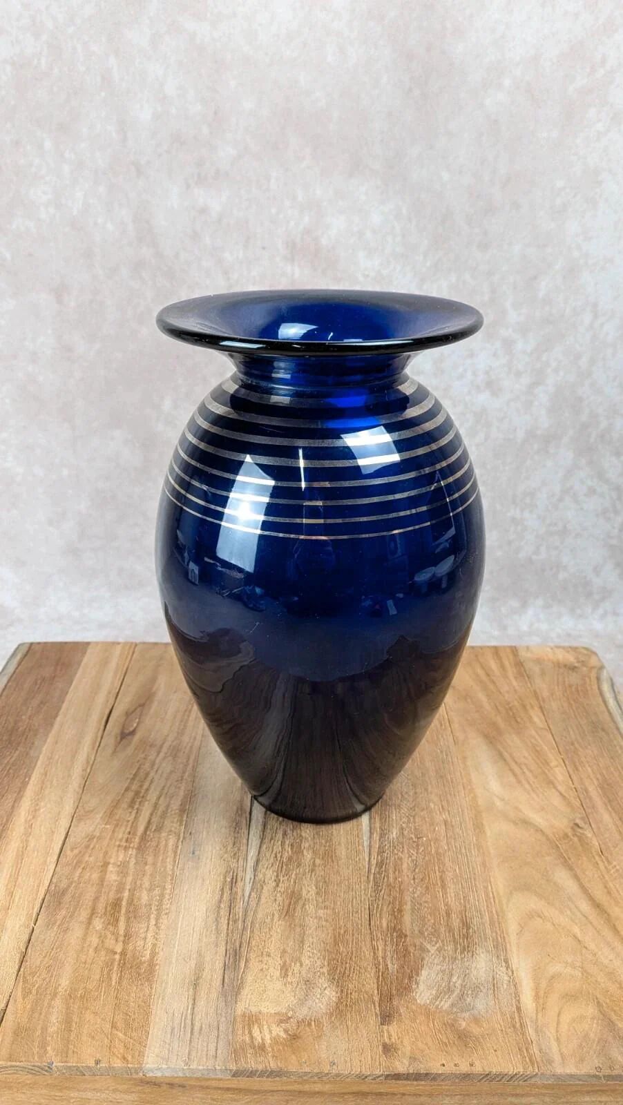 Vase ancien en verre bleu cobalt à filets dorés
