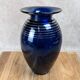 Vase ancien en verre bleu cobalt à filets dorés