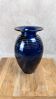 Vase ancien en verre bleu cobalt à filets dorés