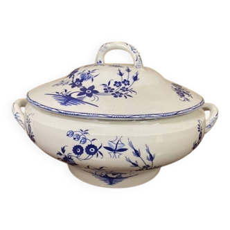 Large vegetable dish in Tournai porcelain, Boch Frères, fly decoration