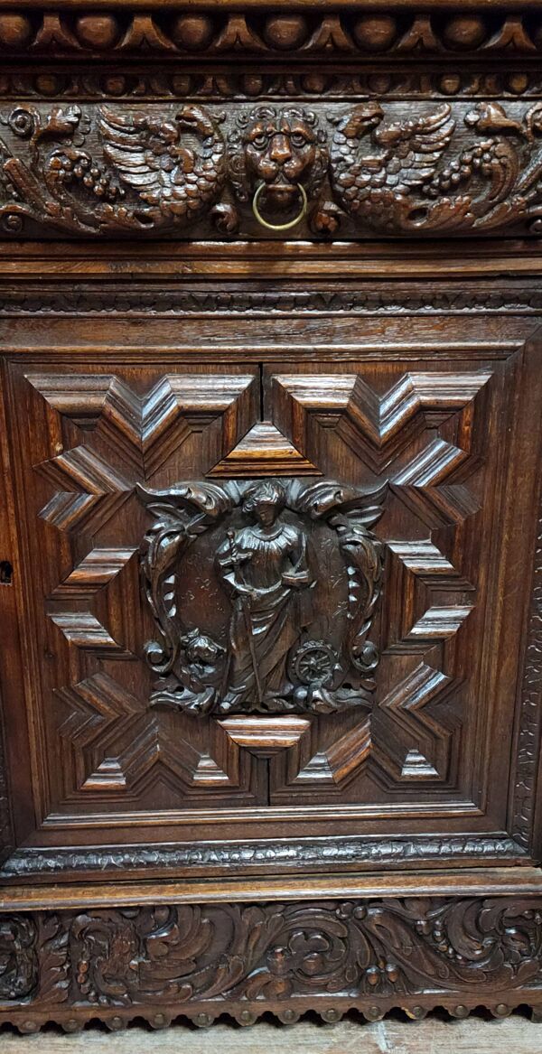 Buffet deux-corps style Renaissance Italienne en chene massif