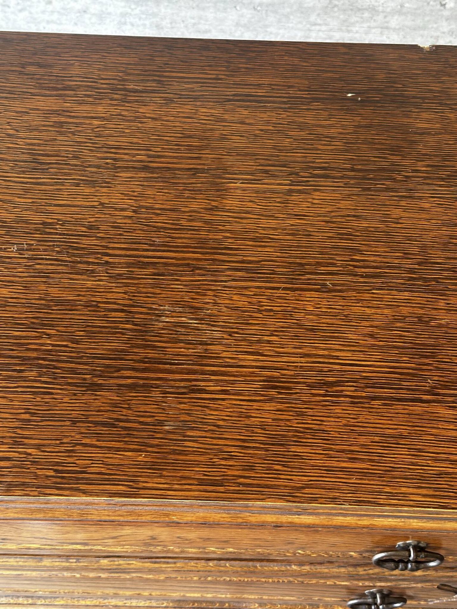 Vintage oak and veneer chest of drawers with 4 drawers.