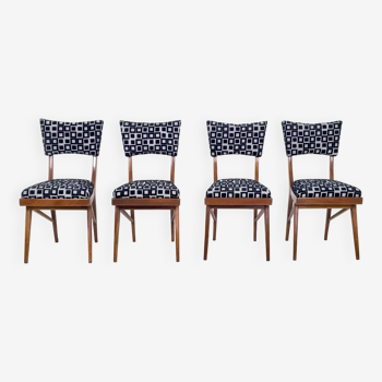 Ensemble de quatre chaises carrées à motifs noirs et blancs