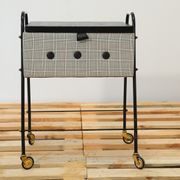 Table de couture allemand sur roulettes des années 1970