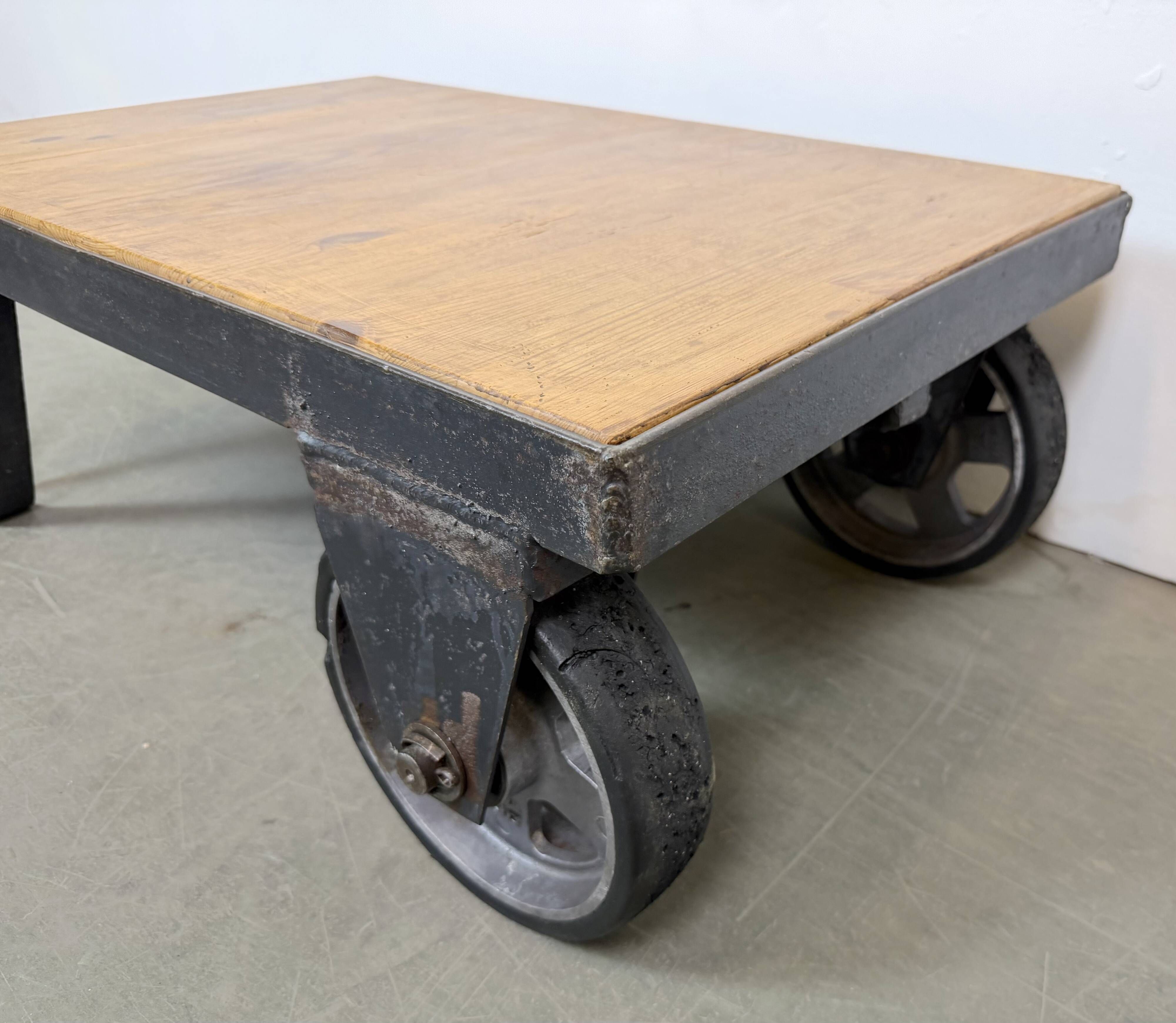 Table basse industrielle noire sur roulettes, années 1960