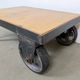 Table basse industrielle noire sur roulettes, années 1960