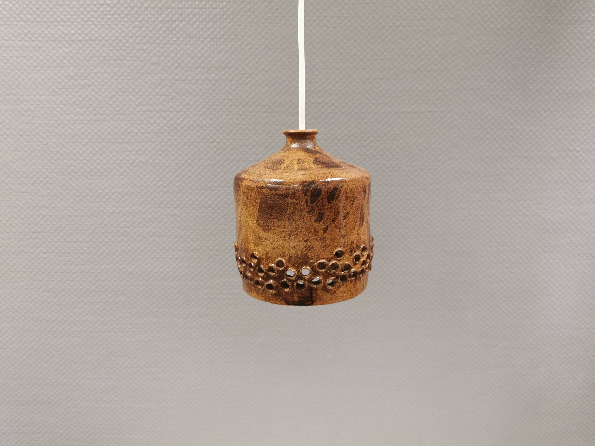 Petite lampe pendante en céramique, danoise, des années 1970-80, dans des tons terre.
