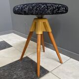 Piano stool adjustable in height
