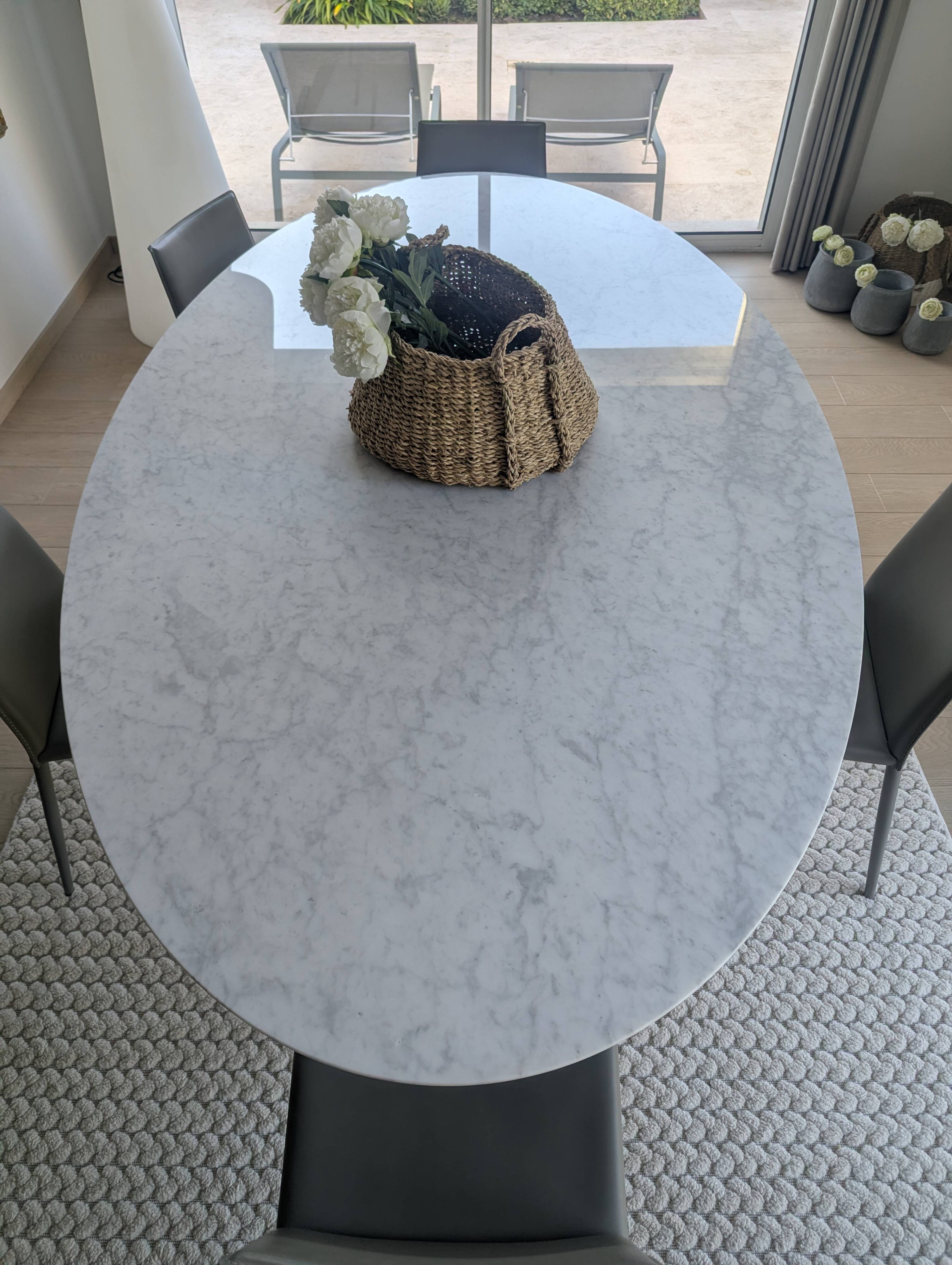 Tulip Oval XL Table Classic Design Italy inspired by Saarinen