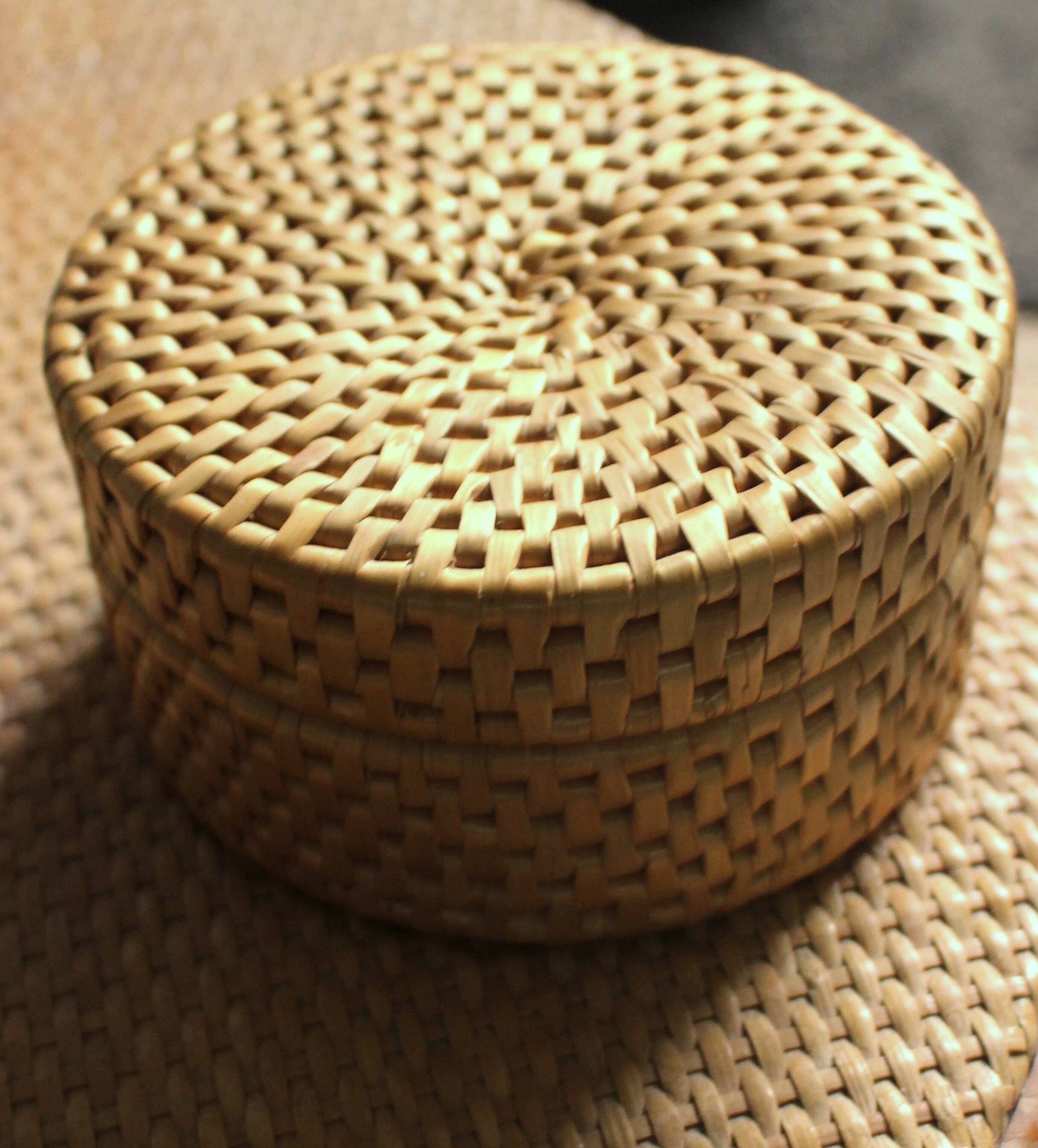 Round basket box Vintage wicker lid
