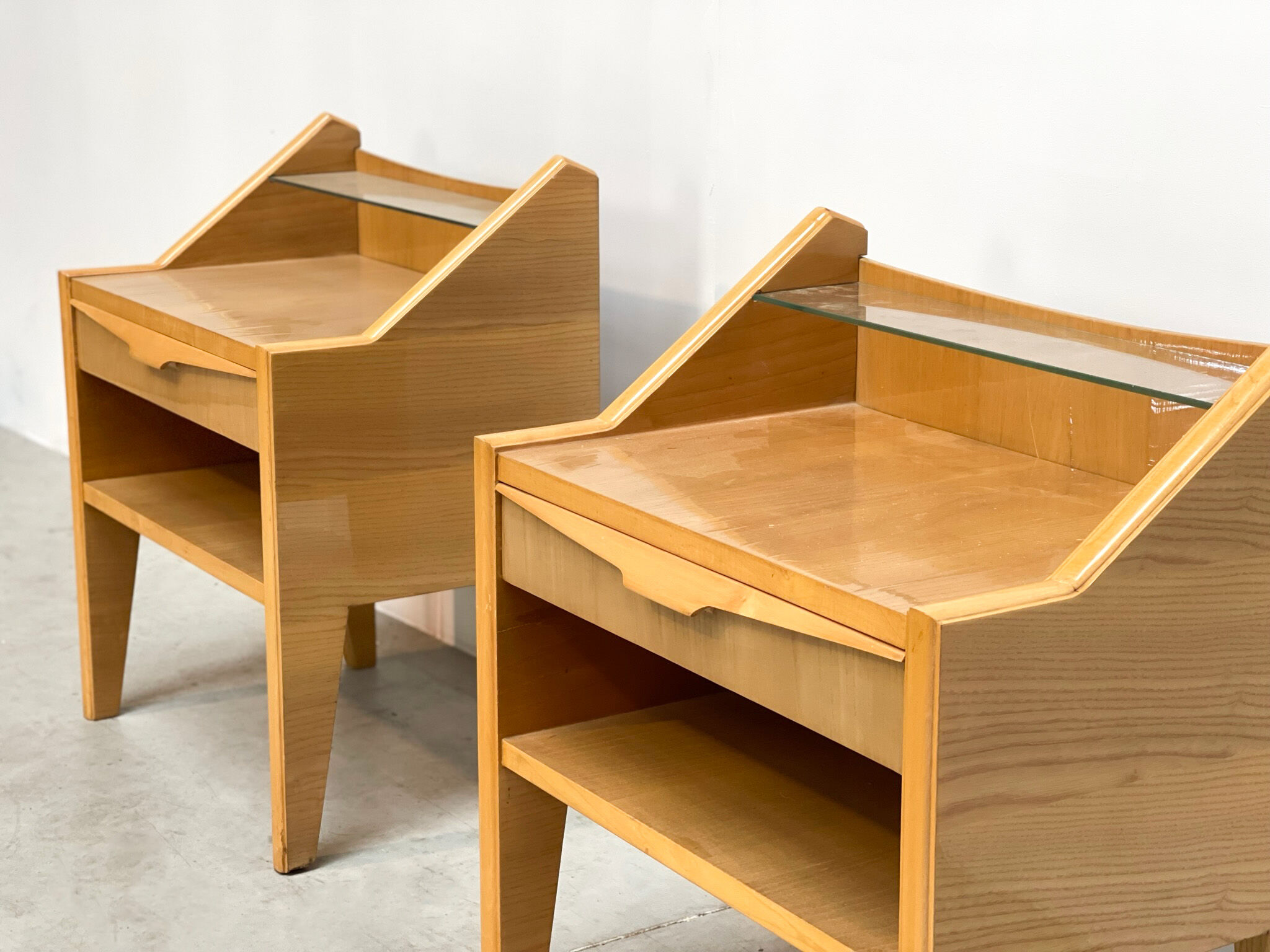 Deux tables de nuit italiennes