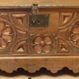 Coffre ancien en bois sulpte