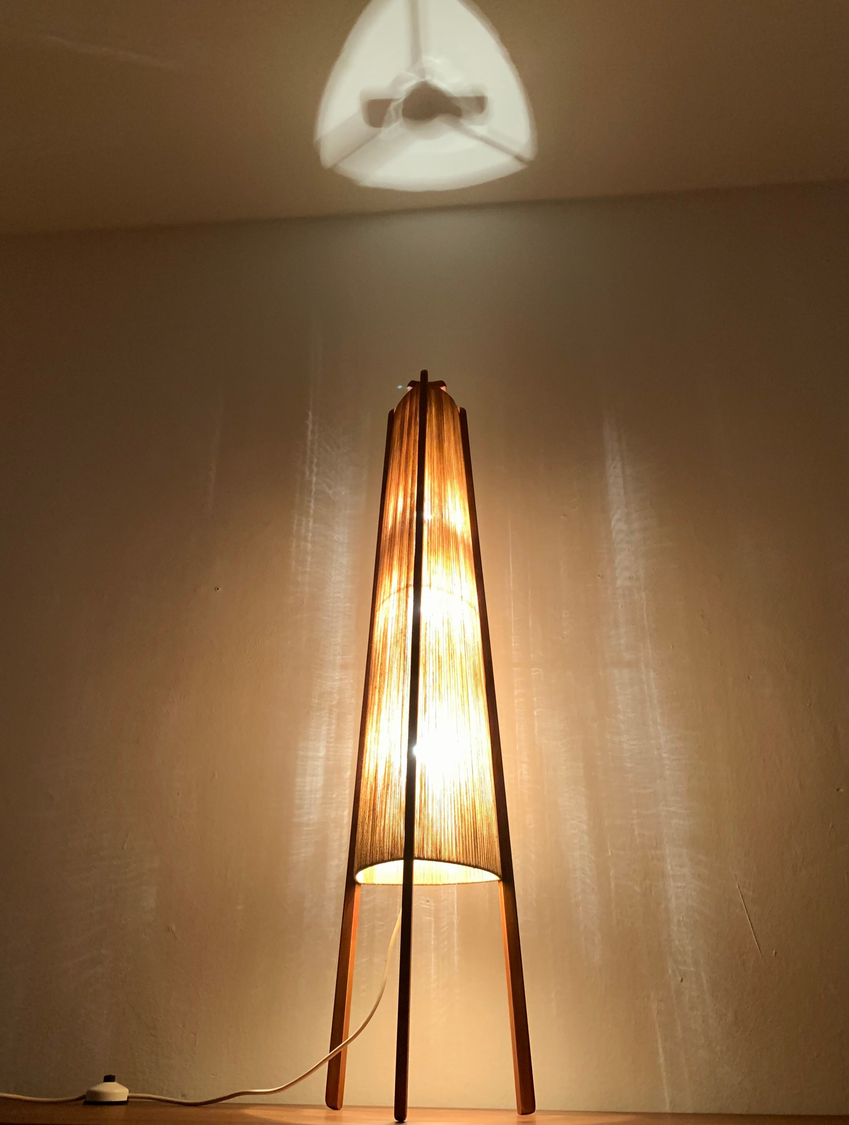 Lampe de sol en sisal et teck par Temde