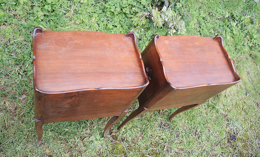 2 old wooden 'clovers' bedside tables Louis XV style