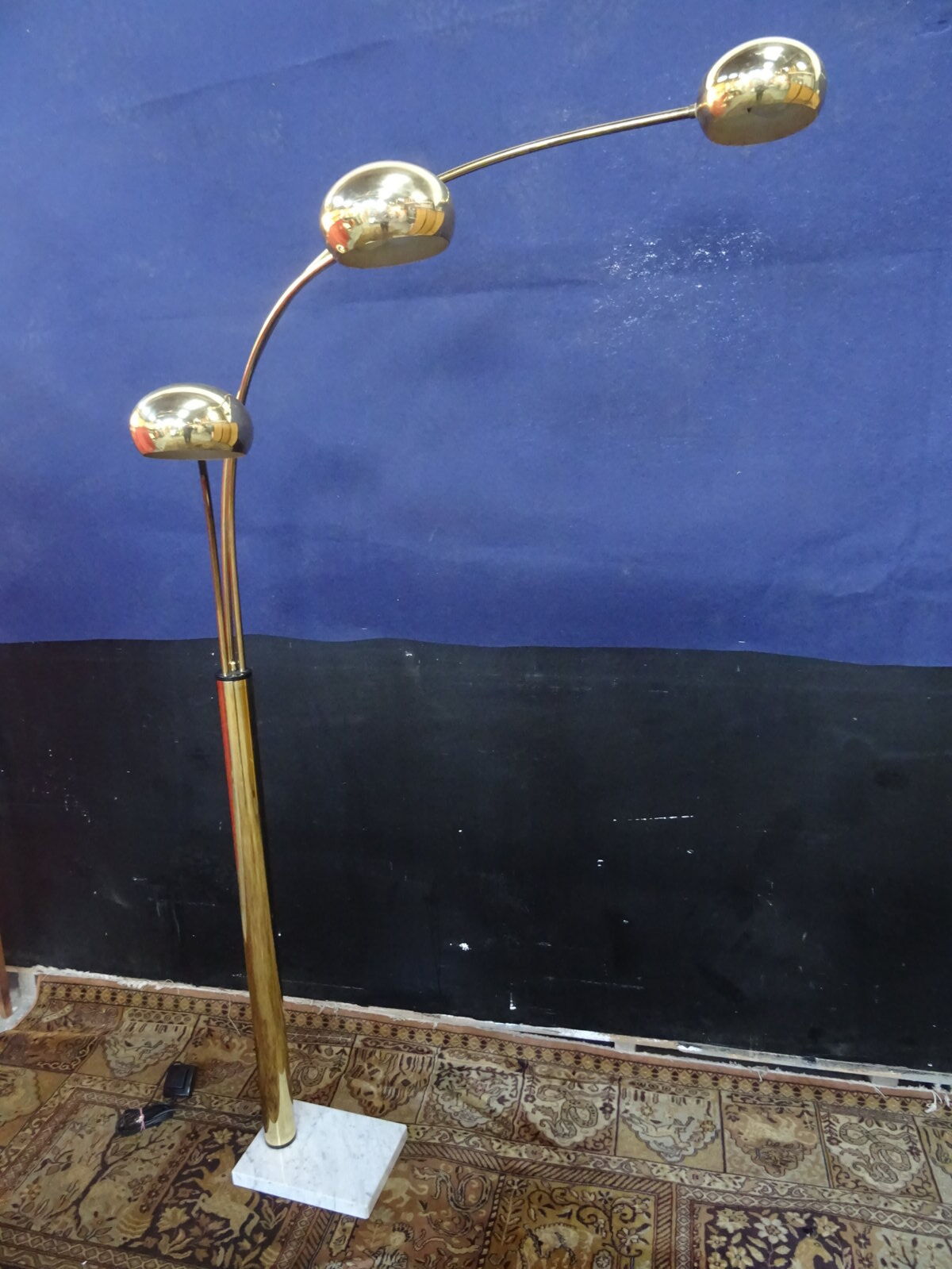 Lamppost thrush golden metal