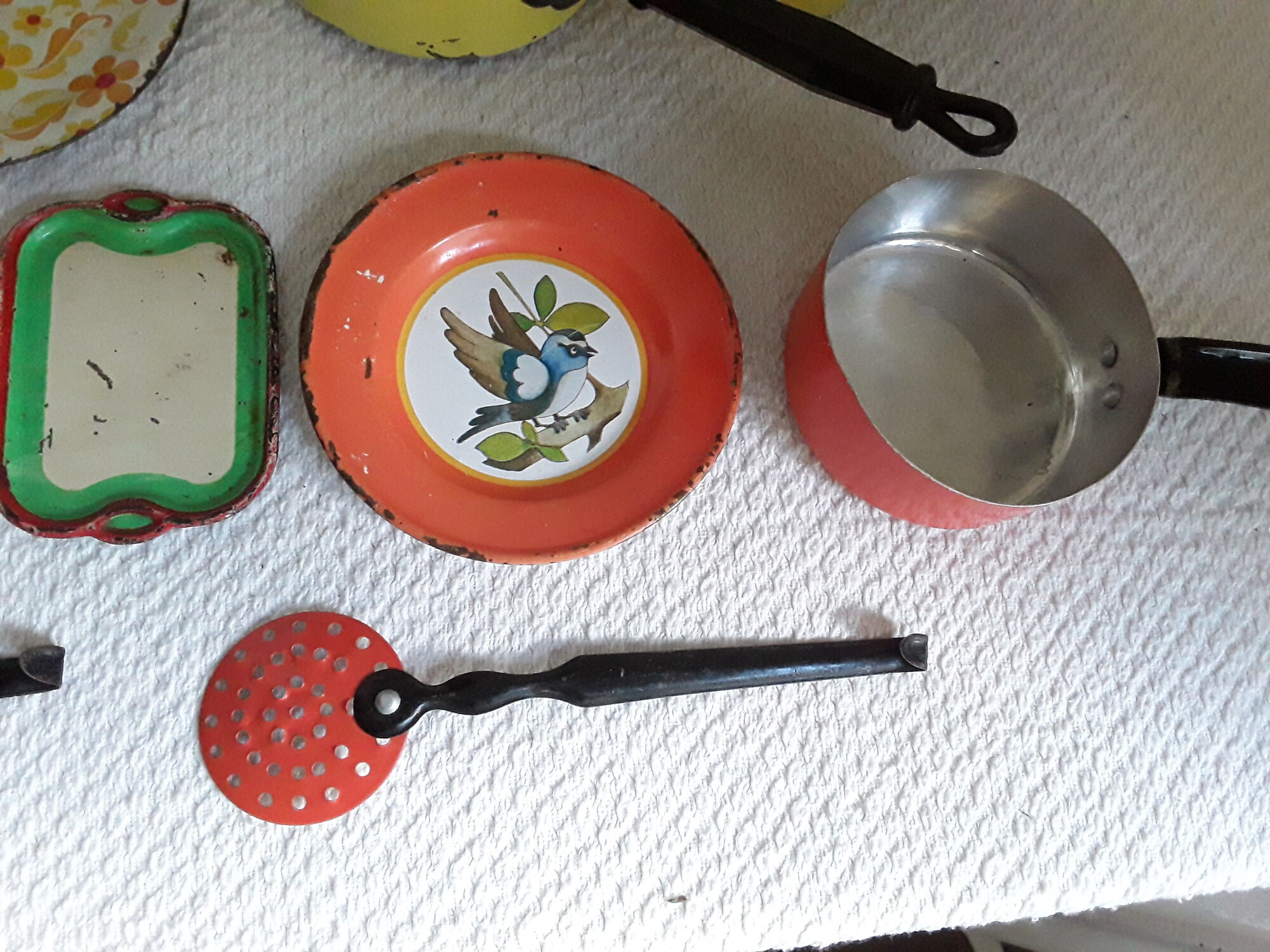 Vintage dinette in enamelled sheet metal of 27 pieces
