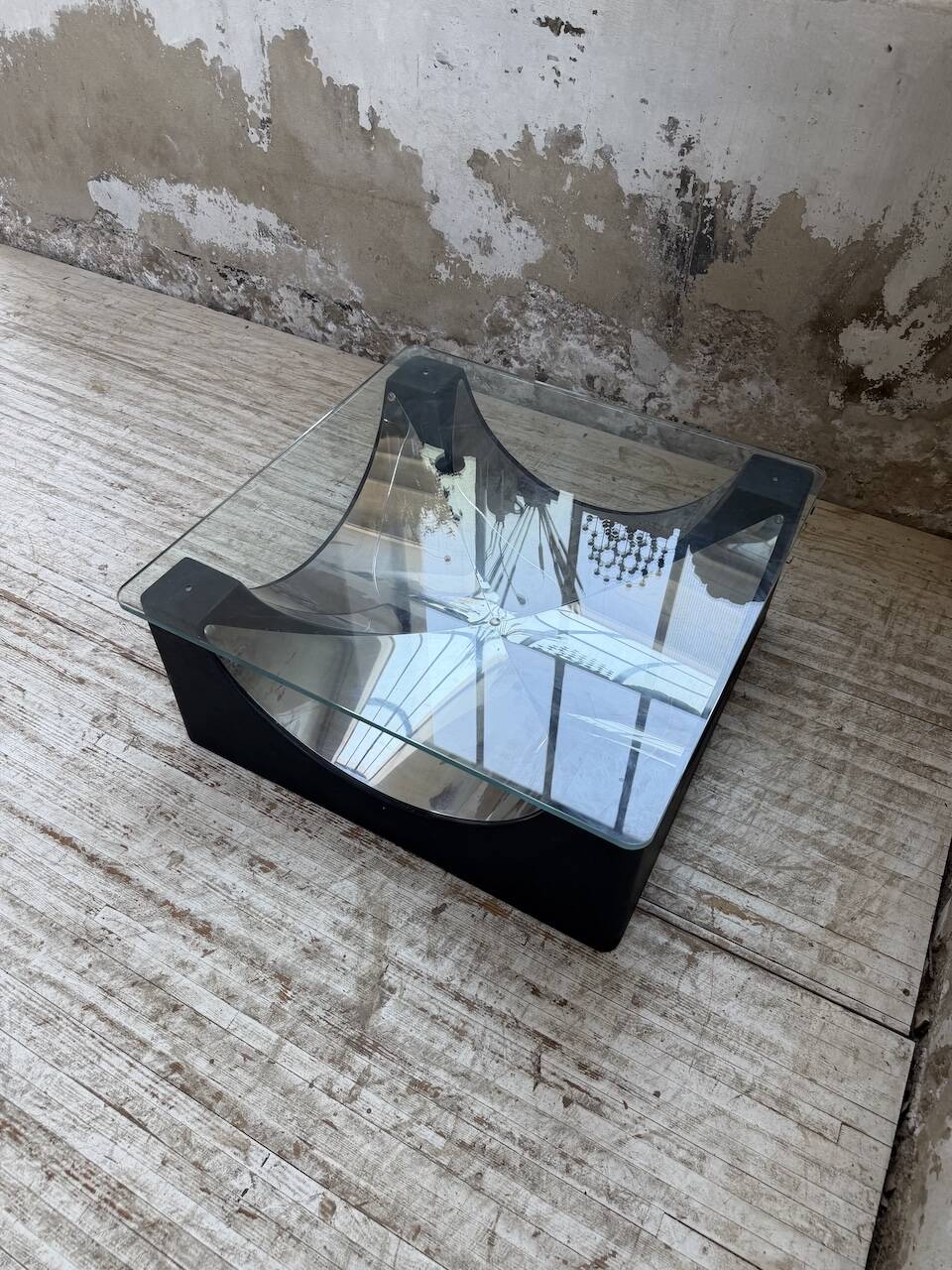 Table basse socle moulé et chrome, années 70