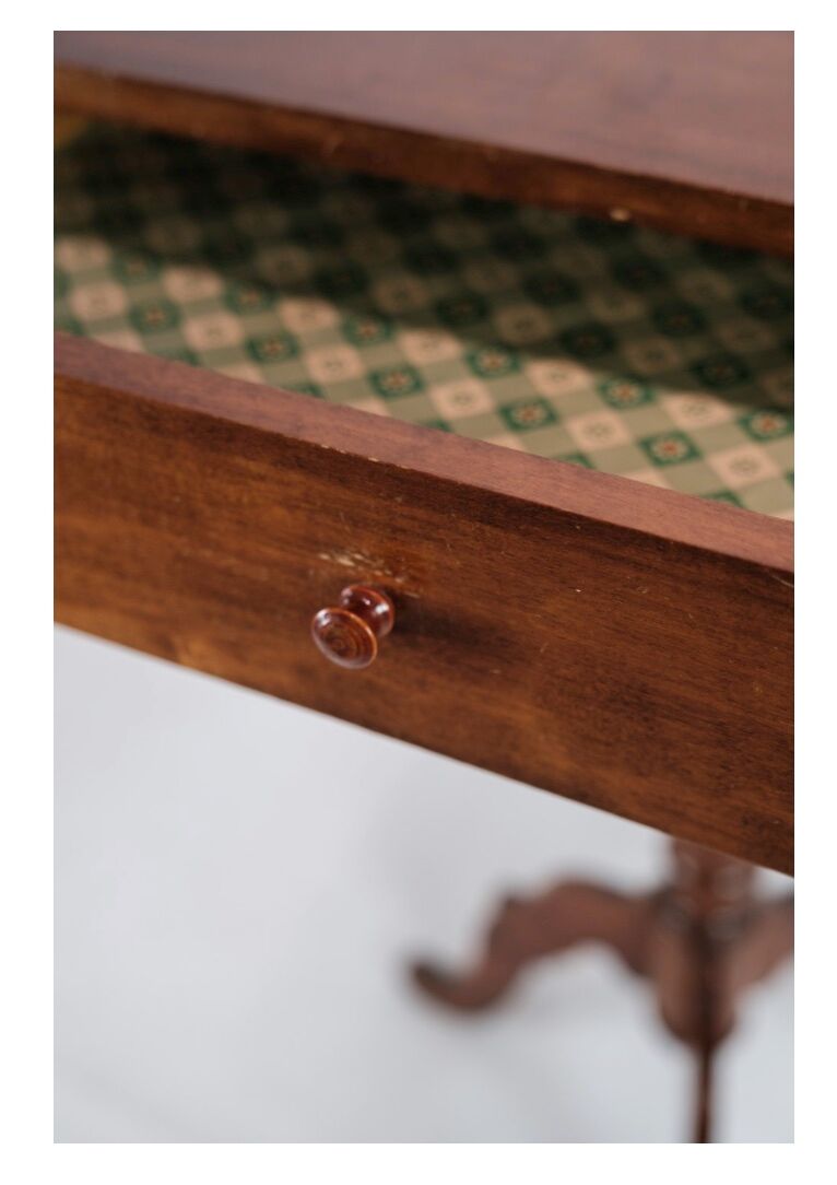 Side Table on a Mahogany Pillar from Around the Year 1850s
