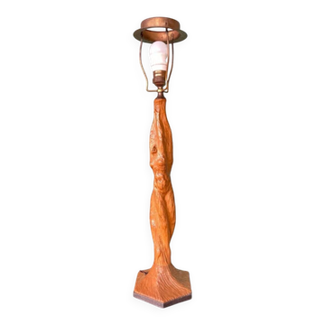 Pied de lampe de table en chêne sculpté frappante et grande (75 cm) attribuée à un sculpteur scandinave.