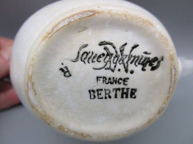 Antique sauce boat in Sarreguemines earthenware, Berthe model.