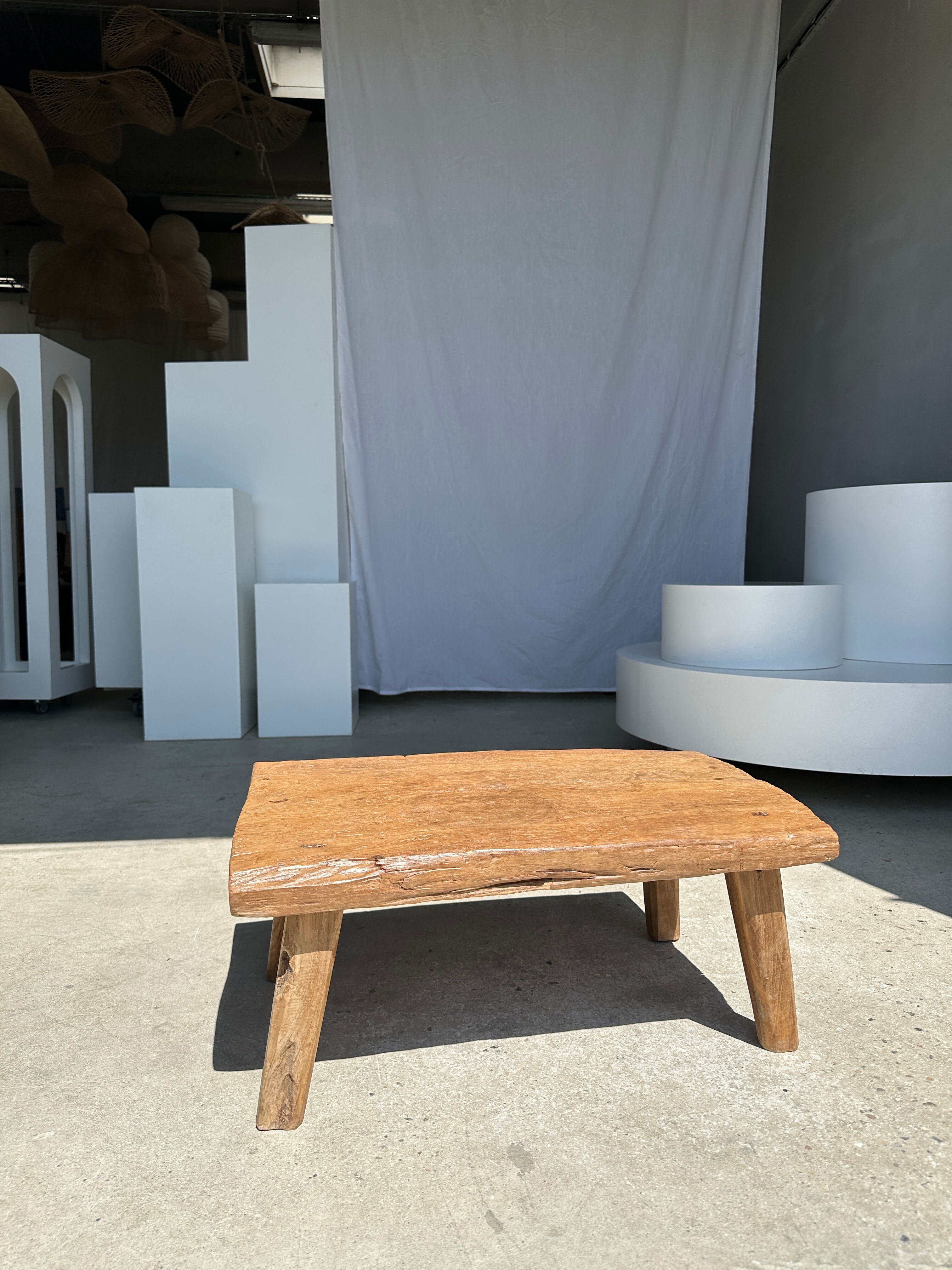 Coffee table in blond teak quadripod
