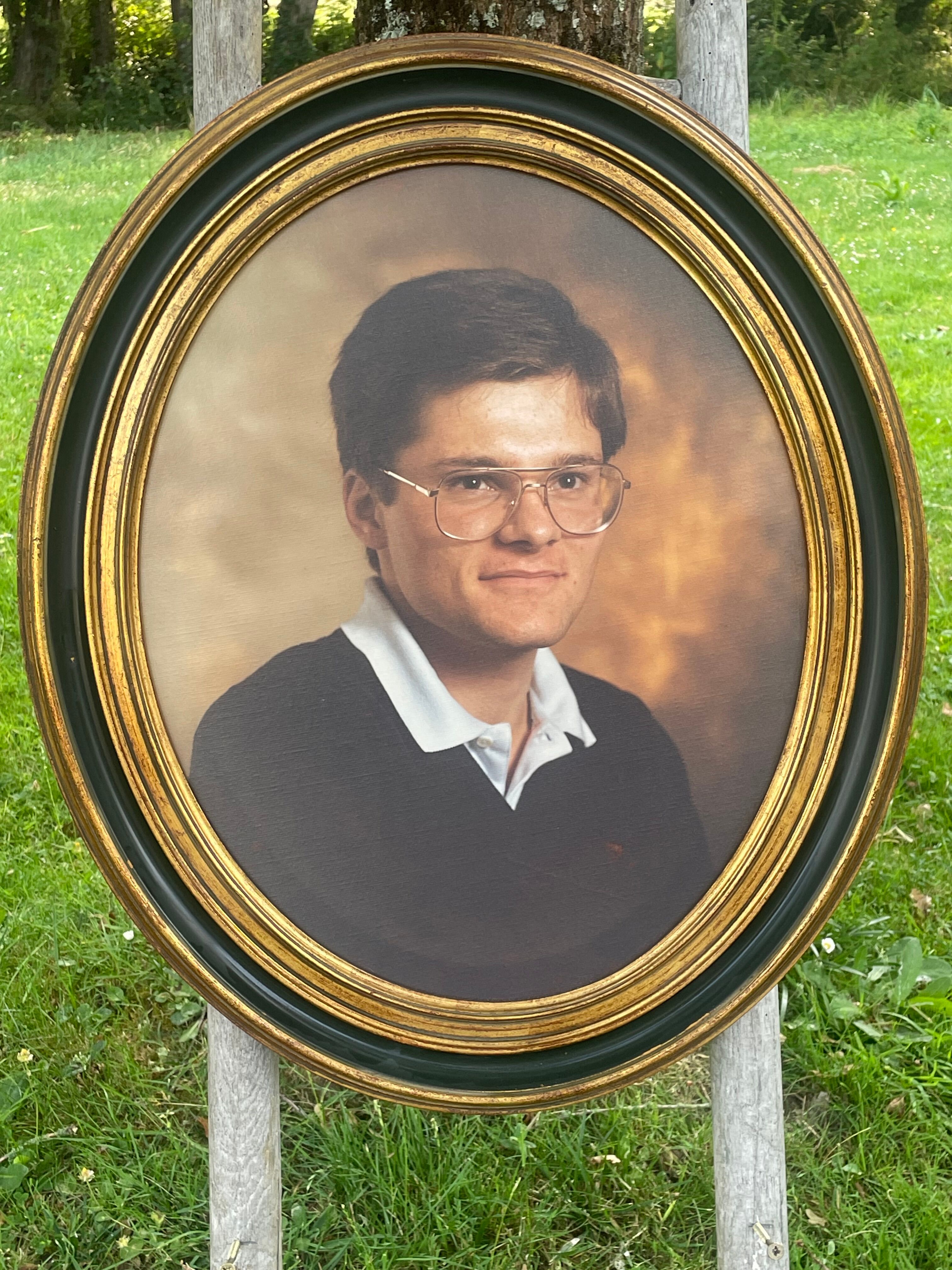 Set of 2 medallion frames in molded wood and canvas