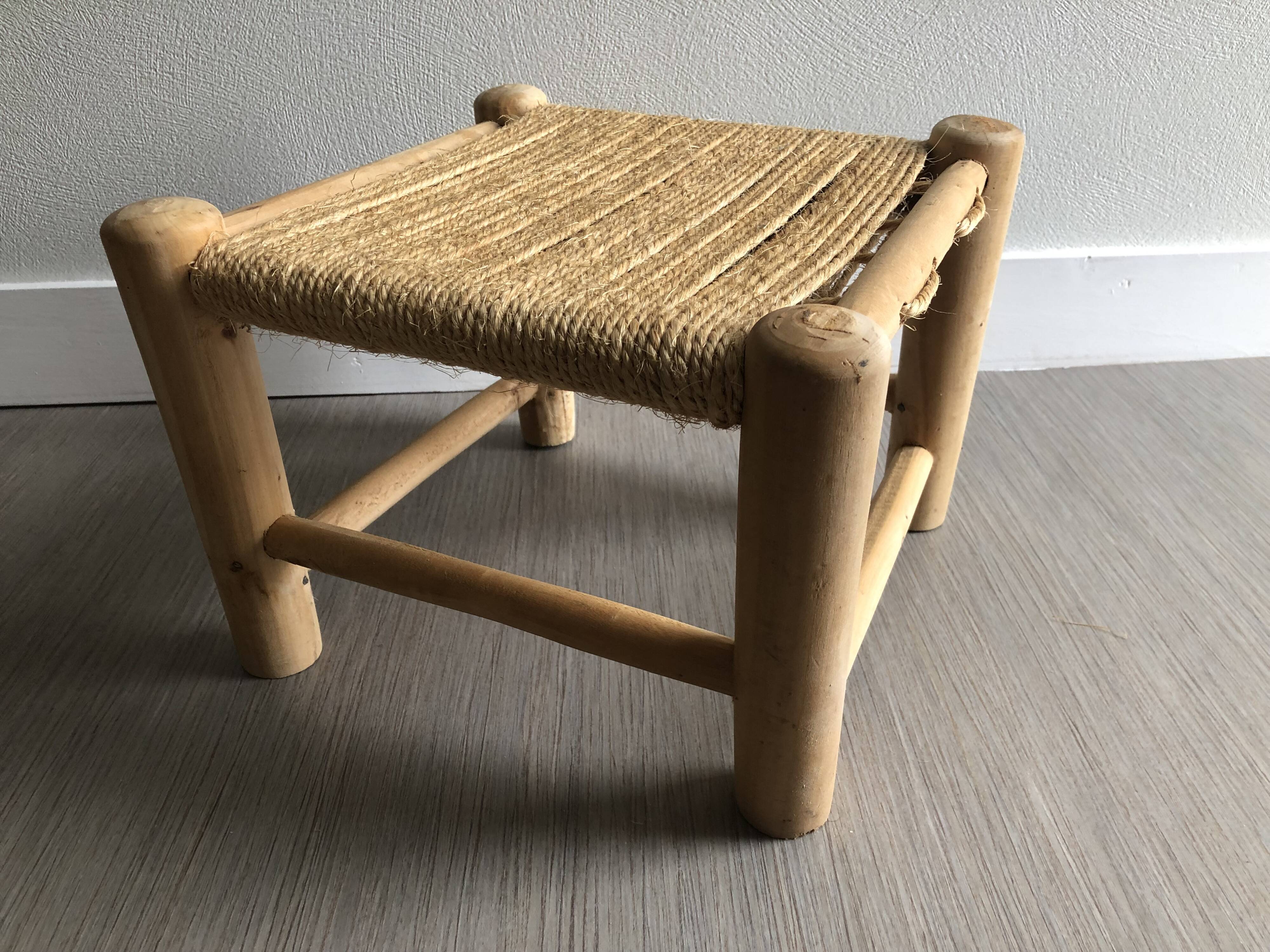 Tabouret minimaliste en bois et corde